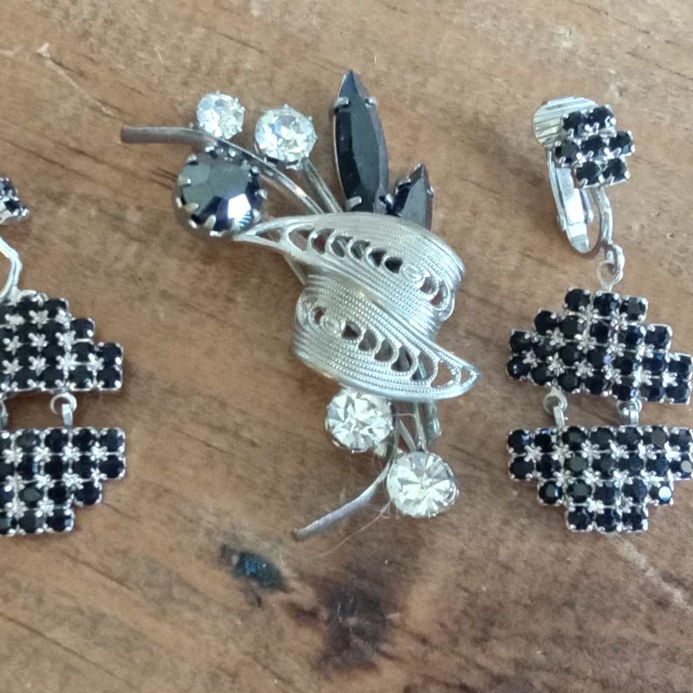 VINTAGE Elegant Silver and Black Brooch & Earring Jewelry Set